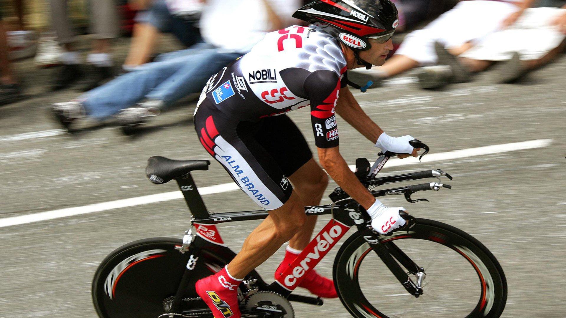 跨越时空的镜像，美媒对比小卡与1915年油画，见证体育与艺术的奇妙共鸣