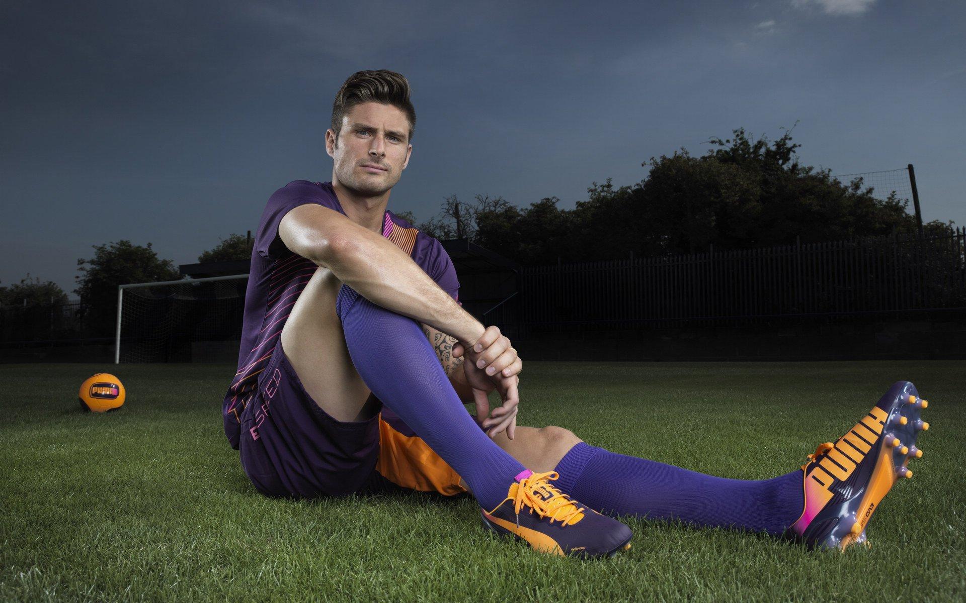 IVE跨界开球引爆圣詹姆斯公园！纽卡队长特里皮尔赠球衣致敬韩流热潮